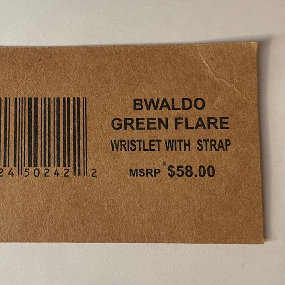 Steve Madden BWaldo Green Flare Wristlet with Strap Gold New with Tag (NWT) - Picture 6 of 7